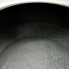 画像2: IWACHU　岩鋳　平丸アラレ黒焼付鉄瓶(内面釜焼)　黒焼付　電磁対応・南部鉄器　11721　18型（1.7L） (2)